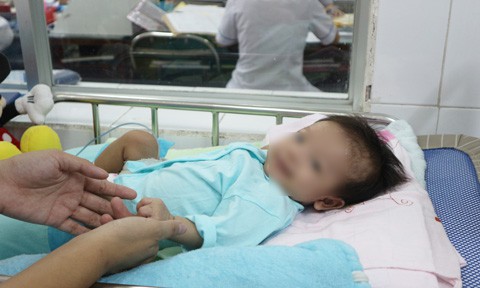 Bé gái ở Việt Nam mắc bệnh hiếm gặp nhất trên thế giới - Ảnh 1.