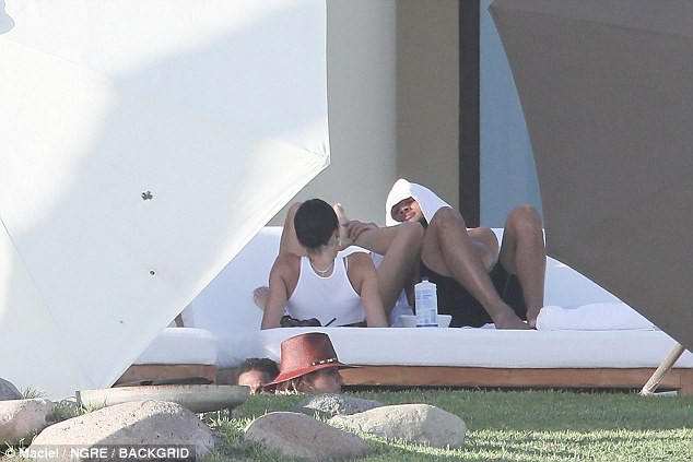 Ảnh chụp trộm chưa photoshop, đôi chân Kendall Jenner đã dài và đẹp đáng ghen tị! - Ảnh 3.