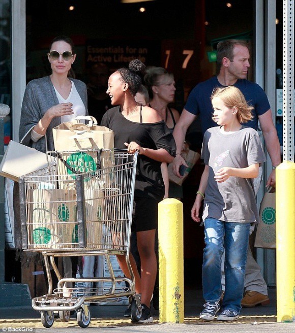 Angelina Jolie vui vẻ dẫn con đi mua sắm không màng đến ồn ào đại chiến ly hôn với Brad Pitt - Ảnh 3.