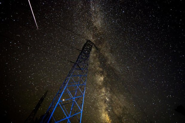 Mưa sao băng Perseid đẹp tuyệt vời trên bầu trời đêm - Ảnh 3.