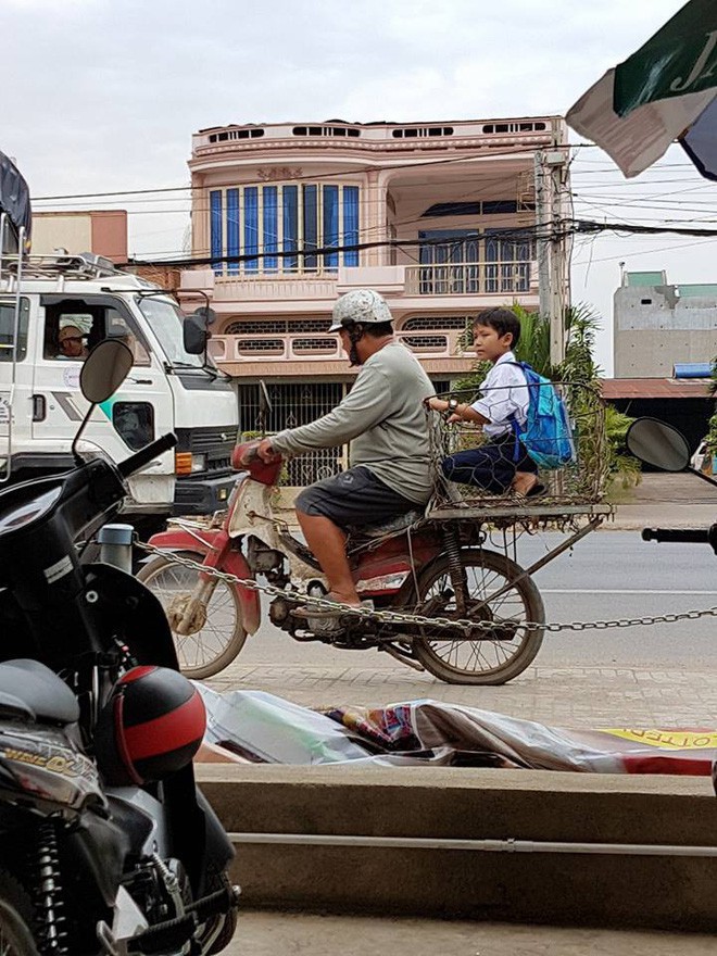 Bức ảnh bố chở con lên Hà Nội nhập học khiến nhiều người bồi hồi xúc động, ai cũng thấy chính mình trong đó - Ảnh 3.