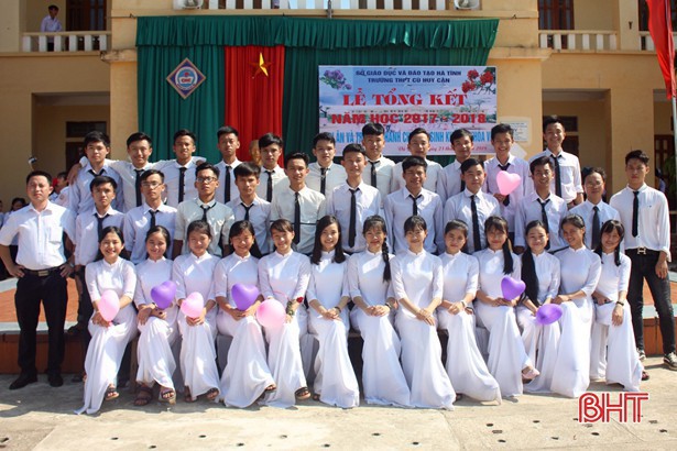 Những lớp học siêu giỏi ở Nghệ An, Hà Tĩnh: Học trường làng nhưng cả lớp đậu đại học, năm nào cũng thủ khoa trường top - Ảnh 5.