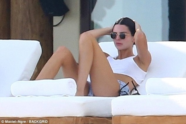 Ảnh chụp trộm chưa photoshop, đôi chân Kendall Jenner đã dài và đẹp đáng ghen tị! - Ảnh 6.