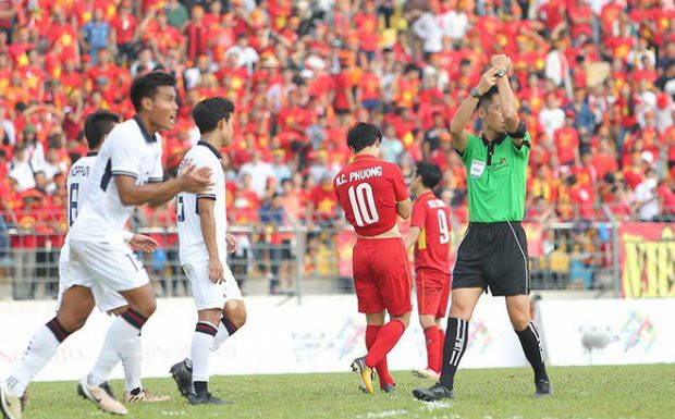 Sút hỏng 2 quả penalty, Công Phượng đi vào lịch sử bóng đá Việt Nam - Ảnh 1.