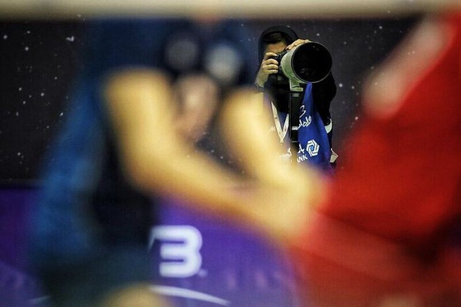 Đây là cách nữ nhiếp ảnh gia thể thao người Iran chụp ảnh trận đấu bóng đá dù bị cấm vào sân vận động - Ảnh 4.
