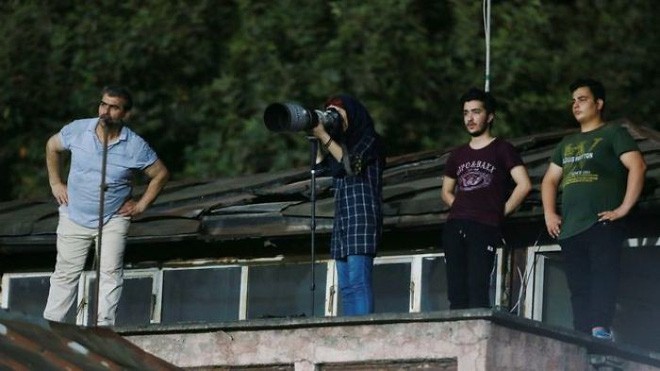 Đây là cách nữ nhiếp ảnh gia thể thao người Iran chụp ảnh trận đấu bóng đá dù bị cấm vào sân vận động - Ảnh 6.
