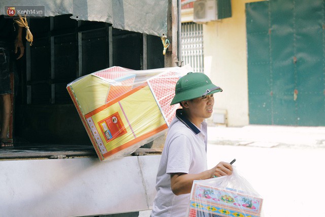 Làng vàng mã sản xuất xe hơi, túi hiệu cho người cõi âm tất bật trong tháng cô hồn: Xe mui trần đắt nhất 2 triệu đồng - Ảnh 9.