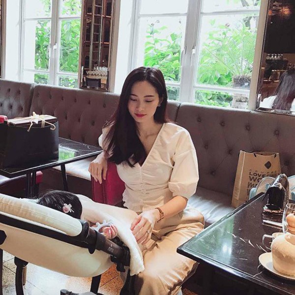 Hoa hậu Ngọc Hân đến thăm, công khai ảnh Đặng Thu Thảo là mẹ bỉm sữa thực sự - Ảnh 2.