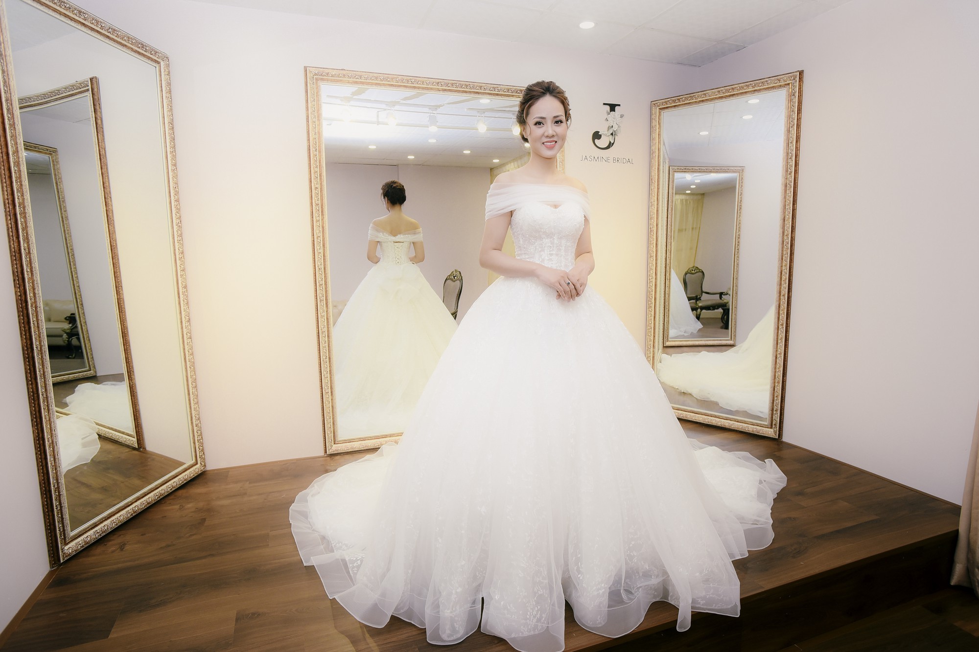 Bạn gái danh hài Công Lý thử váy cưới, làm cô dâu xinh đẹp | Tin tức Online