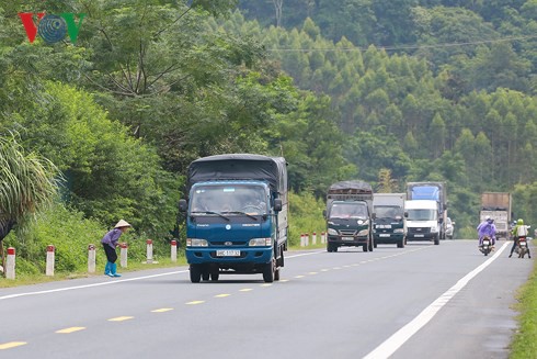 Lạng Sơn: Dân dựng lều nhặt tiền lẻ trên Quốc lộ 1 - Ảnh 2.