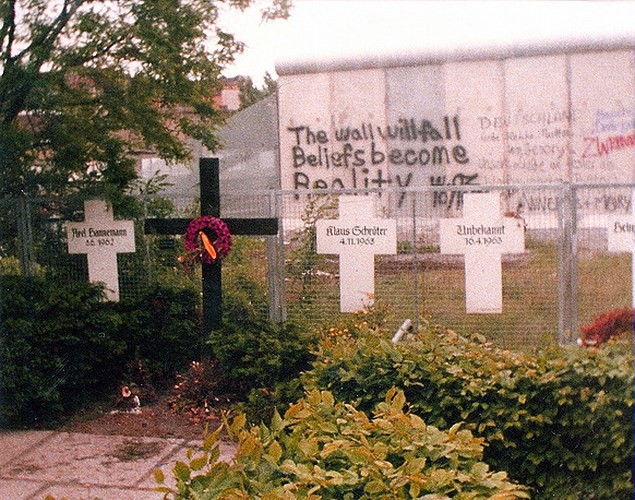 Những bức ảnh về Bức tường Berlin chia tách Đông Đức và Tây Đức - Ảnh 12.