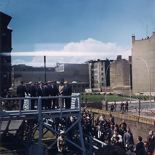 Những bức ảnh về Bức tường Berlin chia tách Đông Đức và Tây Đức - Ảnh 7.