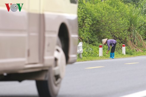 Lạng Sơn: Dân dựng lều nhặt tiền lẻ trên Quốc lộ 1 - Ảnh 9.