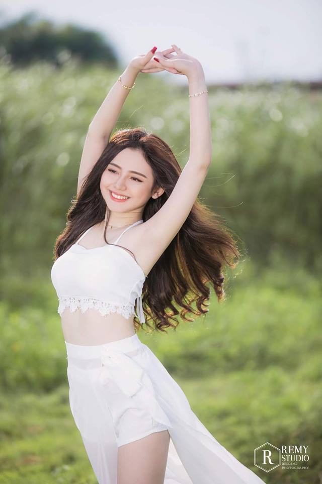 Hot Girl 19 Tuổi Không Học Đại Học, Kiếm Hàng Chục Triệu Mỗi Tháng Và Ảnh  Quá Khứ Bất Ngờ