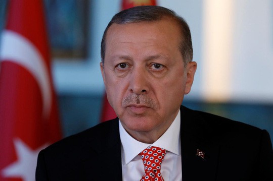 Thổ Nhĩ Kỳ: Người dân đập nát iPhone phản đối Mỹ - Ảnh 1.