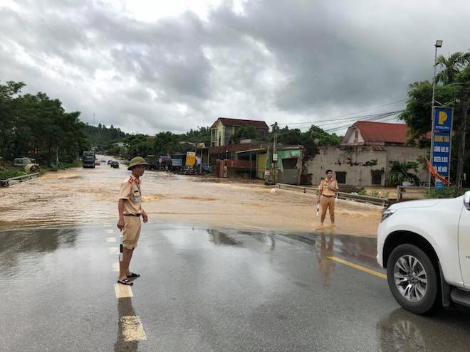 Mưa lũ làm quốc lộ ngập sâu, lợn treo trên cao, gà nhảy lên cây trốn lũ ở Nghệ An - Ảnh 2.