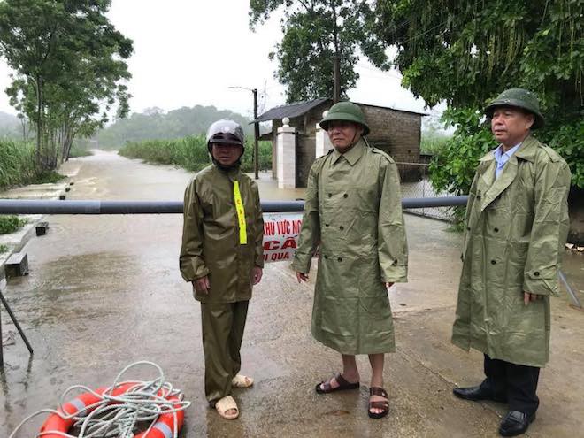 Mưa lũ làm quốc lộ ngập sâu, lợn treo trên cao, gà nhảy lên cây trốn lũ ở Nghệ An - Ảnh 6.