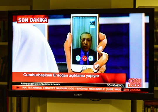 Thổ Nhĩ Kỳ: Người dân đập nát iPhone phản đối Mỹ - Ảnh 3.