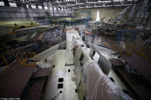 Cận cảnh nhà máy sản xuất sát thủ diệt hạm siêu thanh Tu-22M3M của Nga - Ảnh 9.