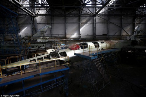 Cận cảnh nhà máy sản xuất sát thủ diệt hạm siêu thanh Tu-22M3M của Nga - Ảnh 10.