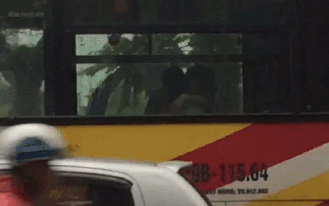 Dân mạng bàn tán clip chàng trai thoải mái hôn môi và ngực bạn gái trên xe bus giữa đường phố Hà Nội - Ảnh 1.