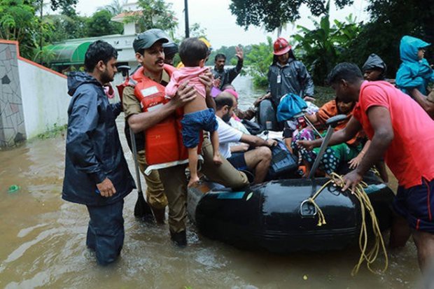 Những hình ảnh kinh hoàng về trận mưa lũ lịch sử khiến 164 người chết ở Ấn Độ - Ảnh 1.