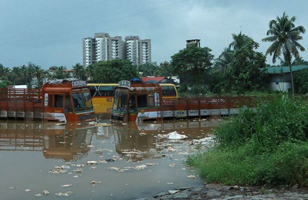 Những hình ảnh kinh hoàng về trận mưa lũ lịch sử khiến 164 người chết ở Ấn Độ - Ảnh 2.