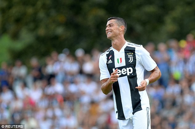 Ronaldo đứng trên ghế, trổ tài ca hát trước mặt đồng đội mới ở Juventus - Ảnh 2.