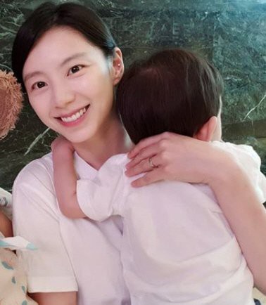 Bà xã Bae Yong Joon lần đầu lộ diện sau khi sinh con thứ 2 nhưng cư dân mạng lại phản ứng gay gắt thế này - Ảnh 1.