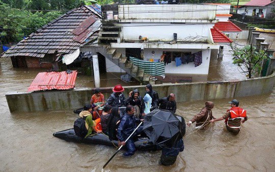 Vừa mở cửa nước tràn vào nhà, ra tới đường nước sâu đến cổ - Ảnh 4.