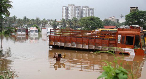 Những hình ảnh kinh hoàng về trận mưa lũ lịch sử khiến 164 người chết ở Ấn Độ - Ảnh 8.