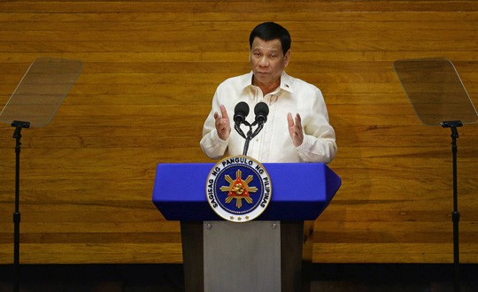 Ông Duterte mở lời nghỉ hưu, con gái hành động lạ lùng - Ảnh 1.