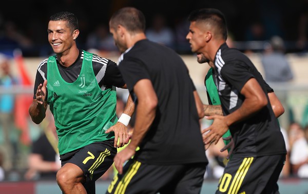 Cận cảnh ngày ra mắt lạ kỳ của Ronaldo trong màu áo Juventus - Ảnh 1.