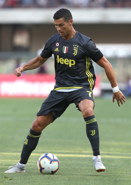 Cận cảnh ngày ra mắt lạ kỳ của Ronaldo trong màu áo Juventus - Ảnh 3.