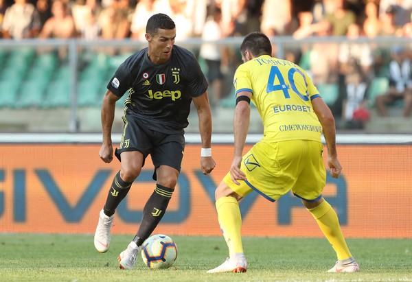 Cận cảnh ngày ra mắt lạ kỳ của Ronaldo trong màu áo Juventus - Ảnh 4.