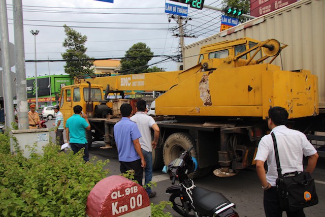 Xe cứu hộ tông hàng loạt xe máy dừng đèn đỏ, bé trai 6 tuổi tử vong - Ảnh 1.