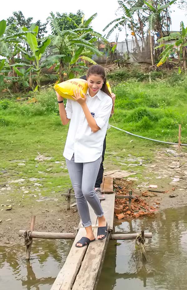 Loạt mỹ nhân sành điệu, giàu có thích đi dép tổ ong như Quyền Linh, Trường Giang - Ảnh 13.