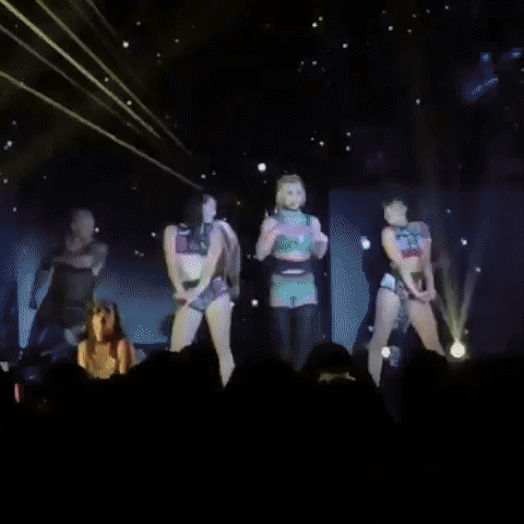 Britney Spears ngã sấp mặt trên sân khấu vẫn hát tỉnh bơ, dân mạng bình luận: Đáng nể phục - Ảnh 3.