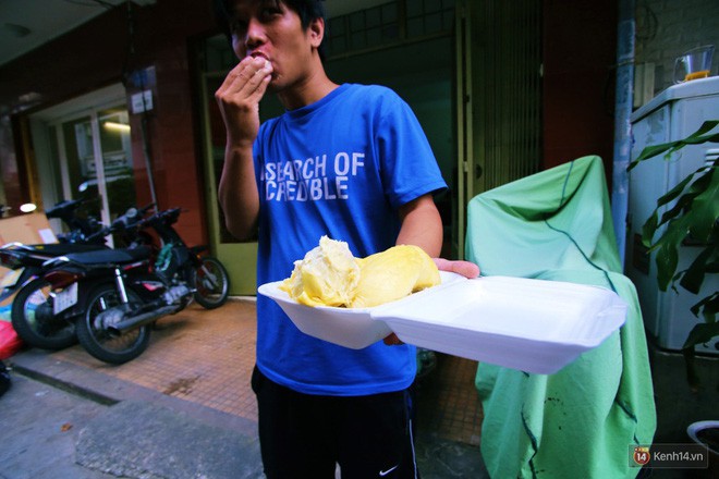 Chuyện lạ ở Sài Gòn: Đội nắng xếp hàng mua sầu riêng, ăn xong phải trả lại hạt để lấy tiền cọc - Ảnh 18.