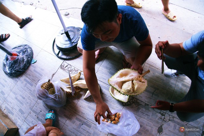 Chuyện lạ ở Sài Gòn: Đội nắng xếp hàng mua sầu riêng, ăn xong phải trả lại hạt để lấy tiền cọc - Ảnh 22.