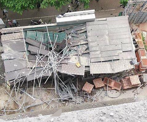 Đứt cáp cẩu toà nhà 33 tầng ở Hà Nội, vật liệu rơi xuyên thủng mái nhà điều hành - Ảnh 3.