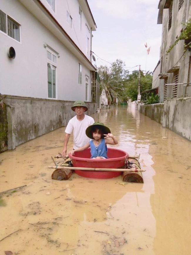Niềm vui mùa nước lũ của bé Bông: Được ông nội tặng siêu du thuyền làm từ cây chuối, đẩy đi chơi khắp làng - Ảnh 2.