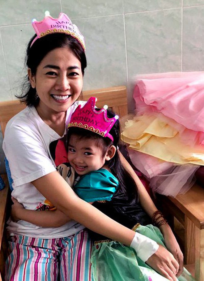 Mai Phương cười tươi rạng rỡ, cùng bạn bè người thân tổ chức tiệc sinh nhật cho con gái tại bệnh viện - Ảnh 5.