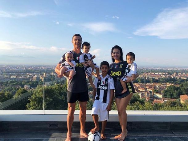 Ronaldo khoe ảnh gia đình đáng yêu trong đồng phục Juventus - Ảnh 1.