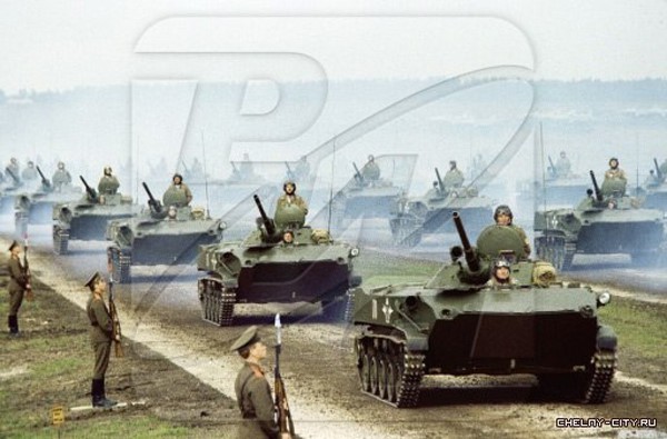 Những hình ảnh ấn tượng về cuộc tập trận lớn nhất lịch sử Liên Xô - Ảnh 3.
