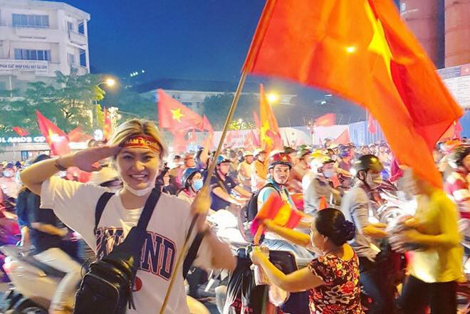 Màu đỏ ngợp trời, người dân xuống đường đi bão vì chiến tích lịch sử của ĐT U23 Việt Nam - Ảnh 4.