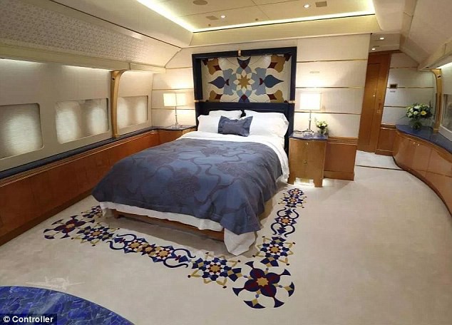 Cận cảnh siêu phi cơ dát vàng, 10 phòng tắm của Hoàng gia Qatar đang được rao bán 650 triệu USD - Ảnh 4.