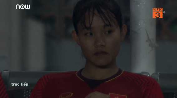 Hối hận vì quả 11m trượt, nữ cầu thủ Việt Nam khóc ngất, phải nhờ đồng đội dìu khỏi sân - Ảnh 1.