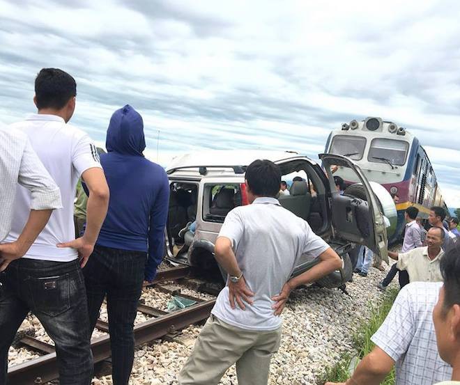 Về quê thắp hương ngày rằm, ô tô 7 chỗ bị tàu hỏa tông, 2 người tử vong tại chỗ - Ảnh 6.