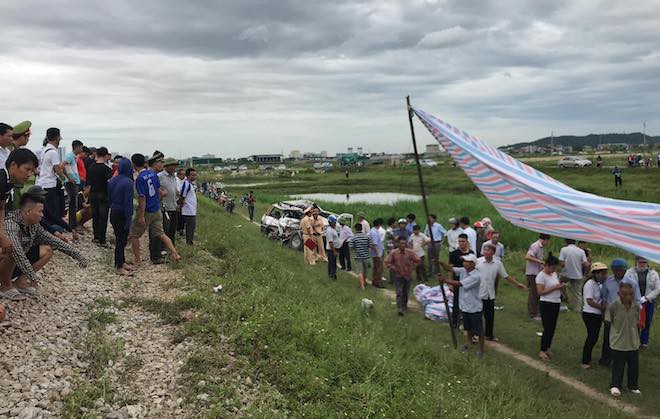 Về quê thắp hương ngày rằm, ô tô 7 chỗ bị tàu hỏa tông, 2 người tử vong tại chỗ - Ảnh 4.